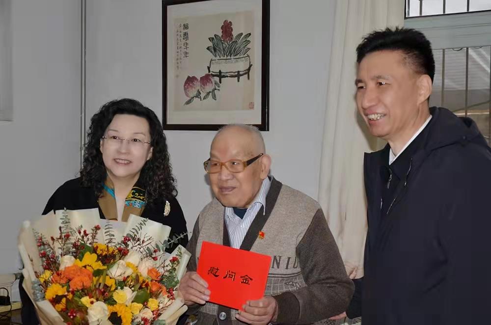 濟南產(chǎn)發(fā)集團黨委副書記、總經(jīng)理黃蓓走訪慰問離休老干部、老黨員